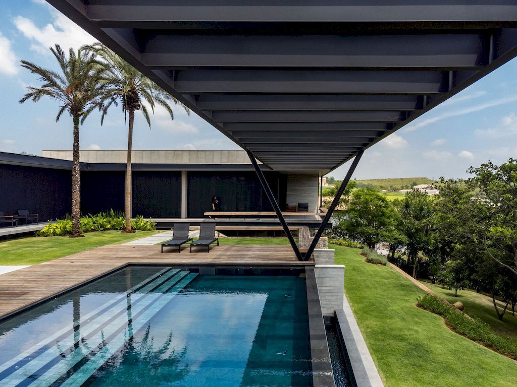 Casa La Dinda Offers Picturesque View by Alexandre Chaguri Arquitetura