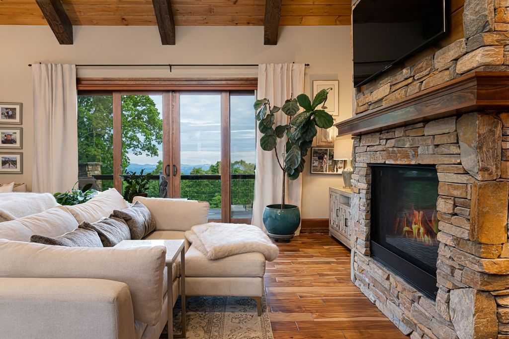 Hendersonville Retreat: Unparalleled Views and Exquisite Design Priced at $4.2 Million