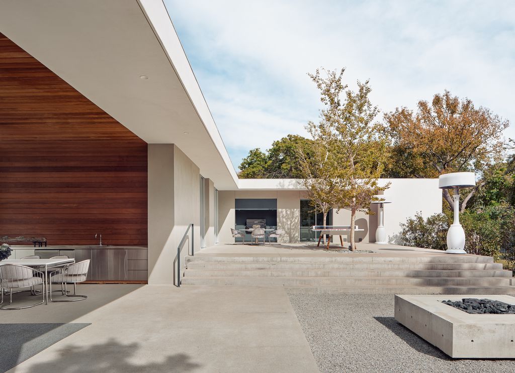 Preston Hollow Residence with Modern Design by Specht Architects