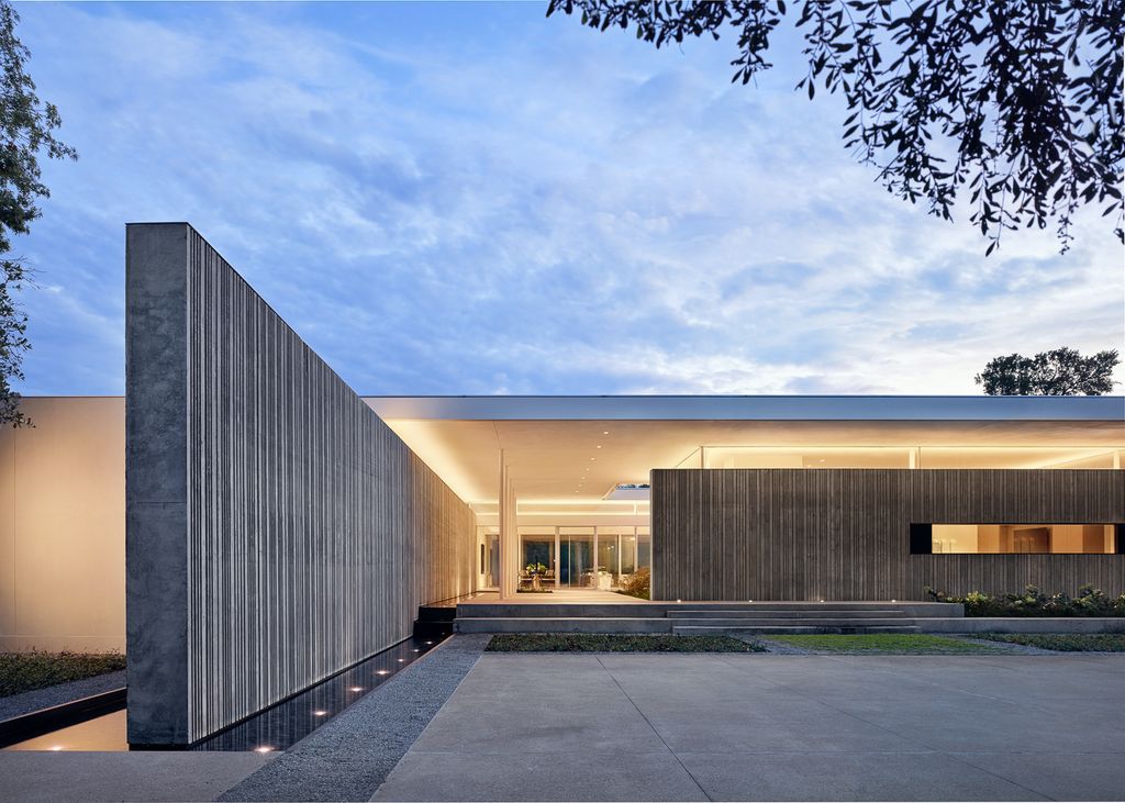 Preston Hollow Residence with Modern Design by Specht Architects