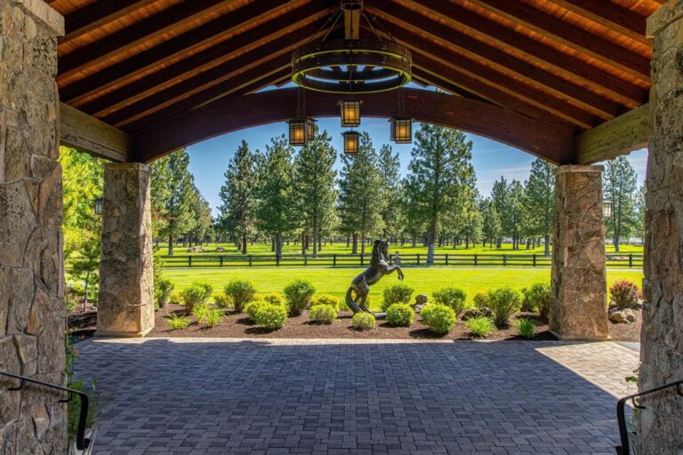 R&B Ranch Luxurious Legacy Ranch with Breathtaking Views of the Cascade Mountains in Central