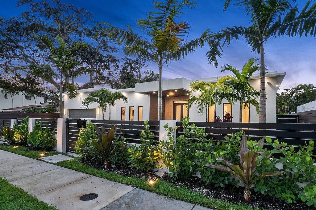Welcome to 713 SE 7th Street, Fort Lauderdale, Florida! This rare new construction build in Rio Vista offers modern luxury and spacious living areas. Fully furnished and turnkey, it features 4 beds, 5 baths, and 3,368 sq ft.