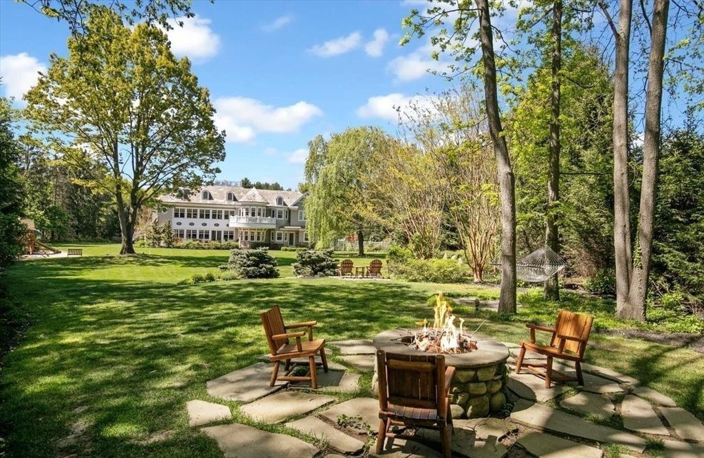 Spectacular Shingle-Style Colonial in Cold Spring Harbor, NY: A Haven of Elegance and Craftsmanship Seeks $5.495 Million