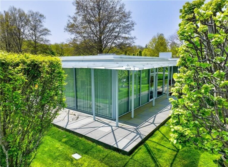 Stunning Modern Glass House on Fishers Island, NY A Captivating Blend