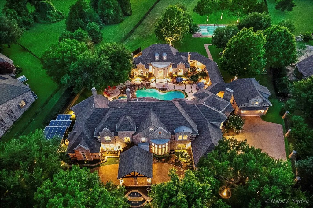 Luxurious and Deluxe 7Bedroom Home in McKinney, Texas with Poolside Oasis