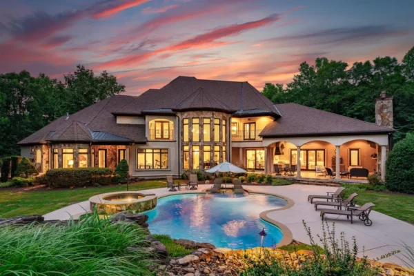 Luxury Waterfront Retreat on Over 11 Acres in North Carolina Ask for $3.15 million