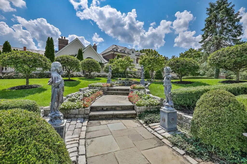 8600 Camargo Road Home in Cincinnati, Ohio. Welcome to The Oaks, an extraordinary 17-acre private estate that embodies grandeur and elegance at every turn. This Georgian-style masterpiece offers an abundance of rooms designed for entertainment and dining, making it the perfect setting for hosting unforgettable gatherings.