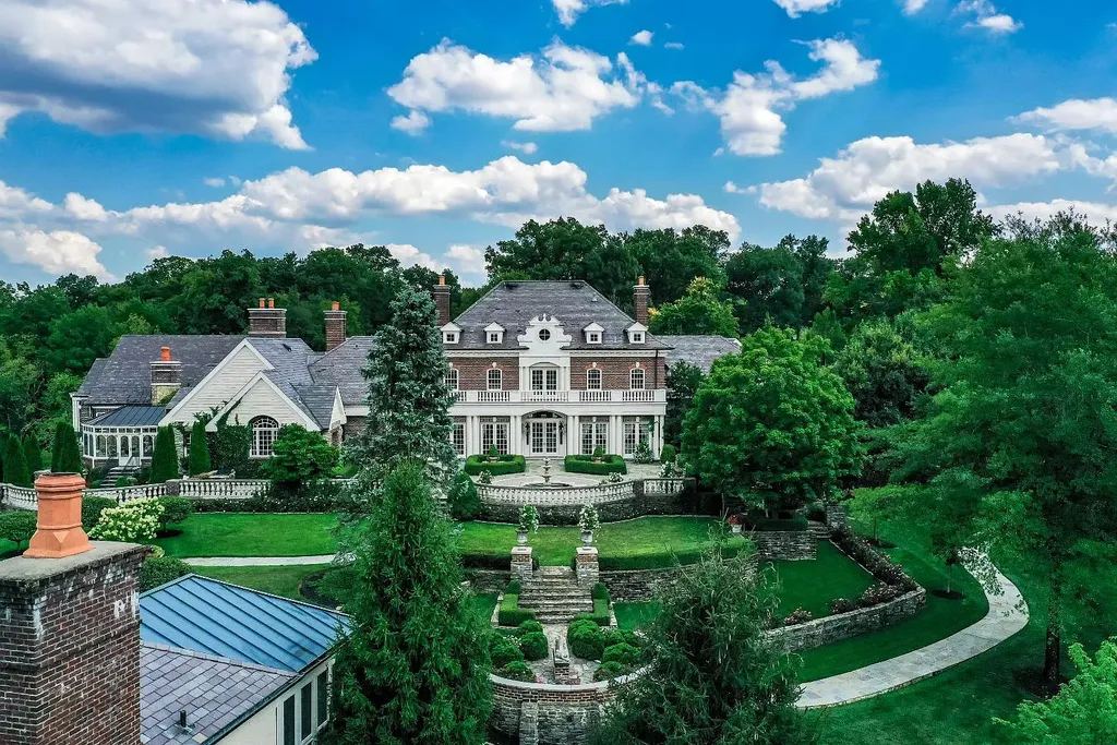 8600 Camargo Road Home in Cincinnati, Ohio. Welcome to The Oaks, an extraordinary 17-acre private estate that embodies grandeur and elegance at every turn. This Georgian-style masterpiece offers an abundance of rooms designed for entertainment and dining, making it the perfect setting for hosting unforgettable gatherings.