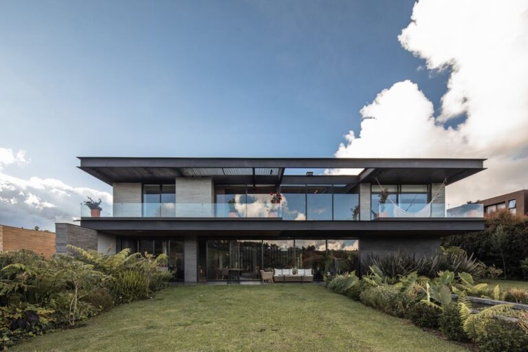 B33 House in Colombia by Alejandro Restrepo Montoya + Estudio Central