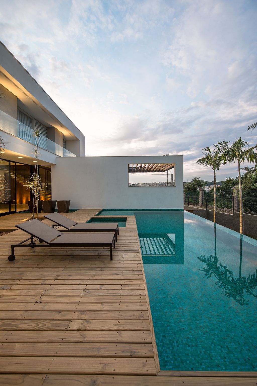 Boa Vista house, strong connection with landscape by Padovani Arquitetos