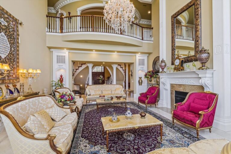 Captivating Waterfront Oasis Indulge in Luxury at this 8M AllBrick