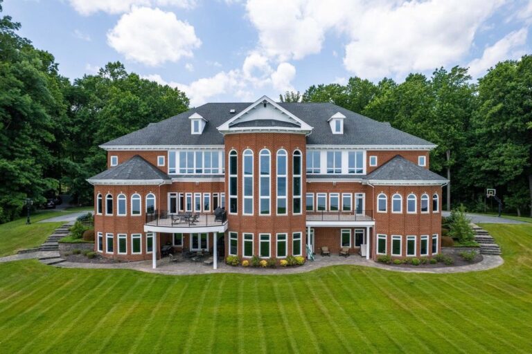 Captivating Waterfront Oasis Indulge in Luxury at this 8M AllBrick