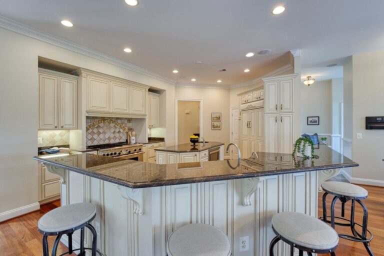 Charming FarmhouseStyle Home in Beacon Hill, Leesburg, Virginia Lists