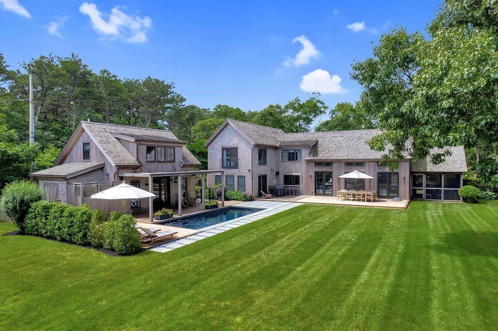 Chic and Sophisticated Edgartown, Massachusetts Property: Seamless Indoor-Outdoor Living at $4.895 Million