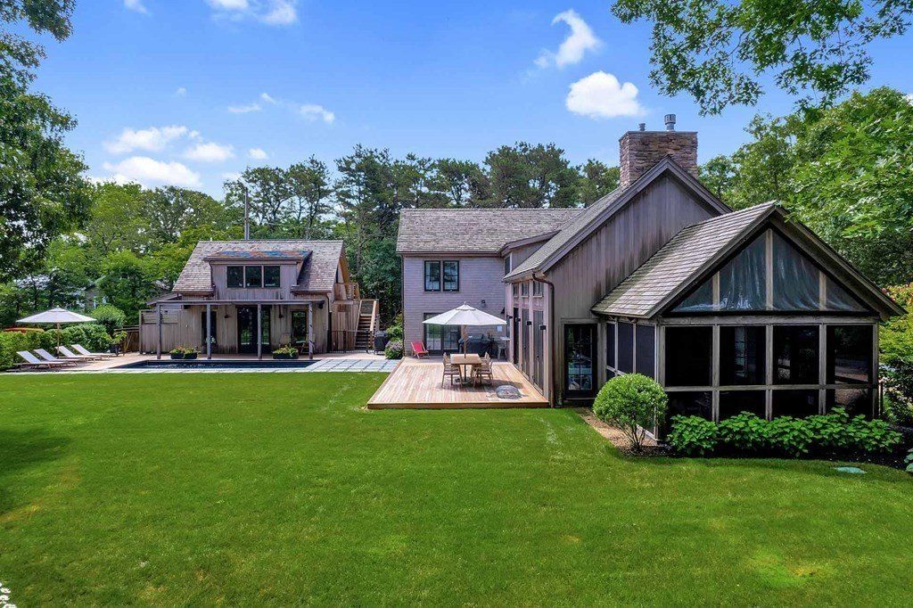 Chic and Sophisticated Edgartown, Massachusetts Property: Seamless Indoor-Outdoor Living at $4.895 Million