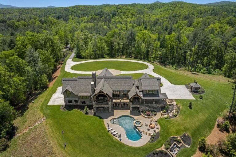 Exquisite Mountain Estate in Dahlonega, Georgia: A Luxurious Retreat Surrounded by Nature’s Beauty
