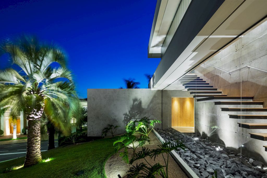 Guaica Residence, Elegant House Designed by Padovani Arquitetos