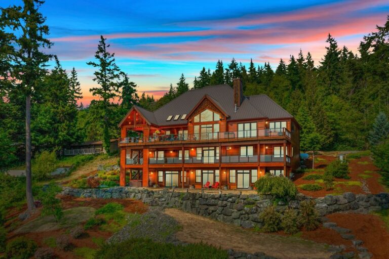 Lakefront Paradise Luxurious Contemporary Home on Lake