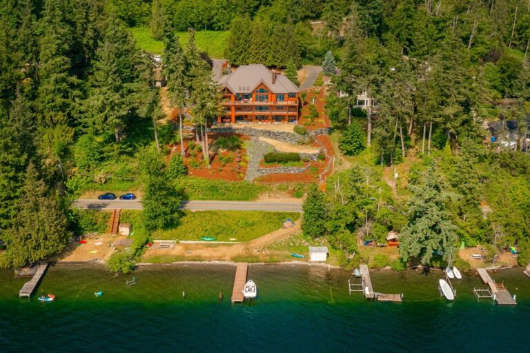 Lakefront Paradise Luxurious Contemporary Home on Lake