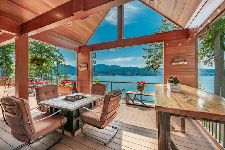 Lakefront Paradise Luxurious Contemporary Home on Lake