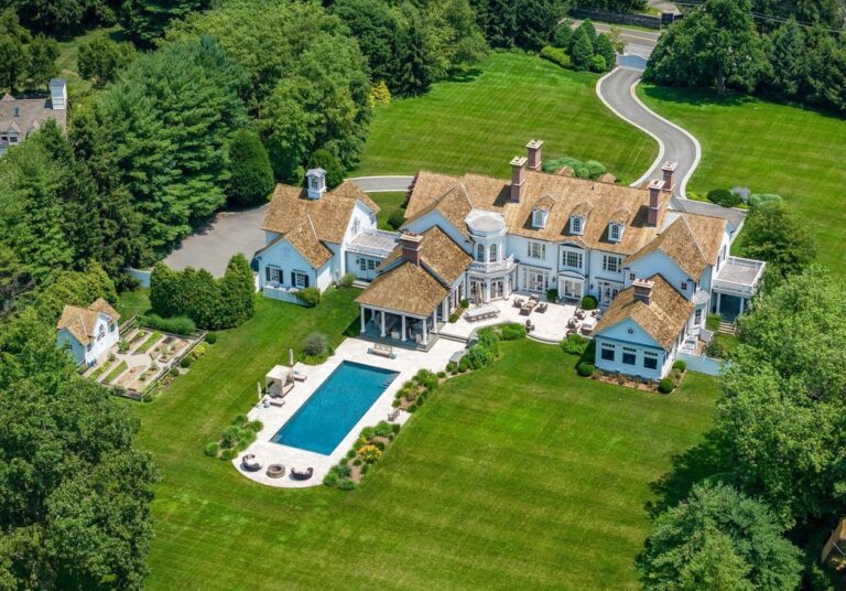Magnificent Colonial House with Opulent Finishes and Elegant Architecture in Greenwich, Connecticut