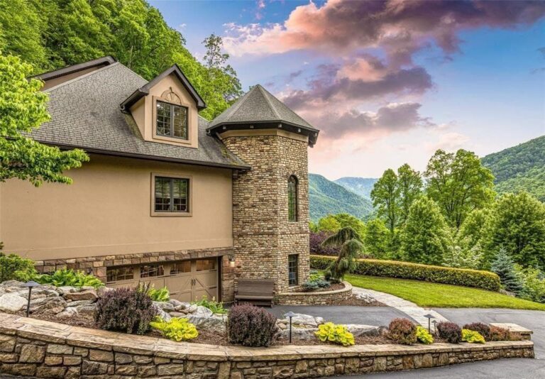 Private Mountain Retreat Elegant Home in Maggie Valley, North Carolina