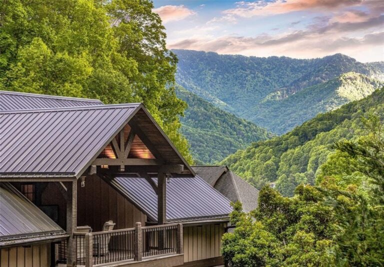 Private Mountain Retreat Elegant Home in Maggie Valley, North Carolina