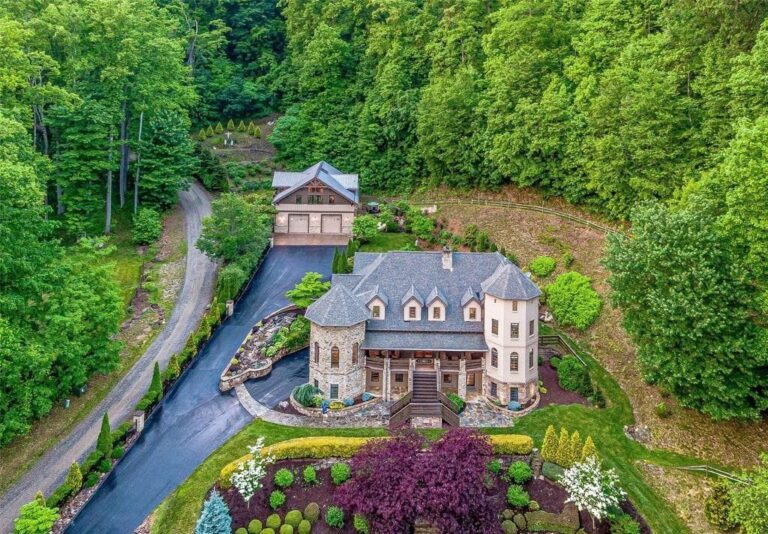 Private Mountain Retreat Elegant Home in Maggie Valley, North Carolina