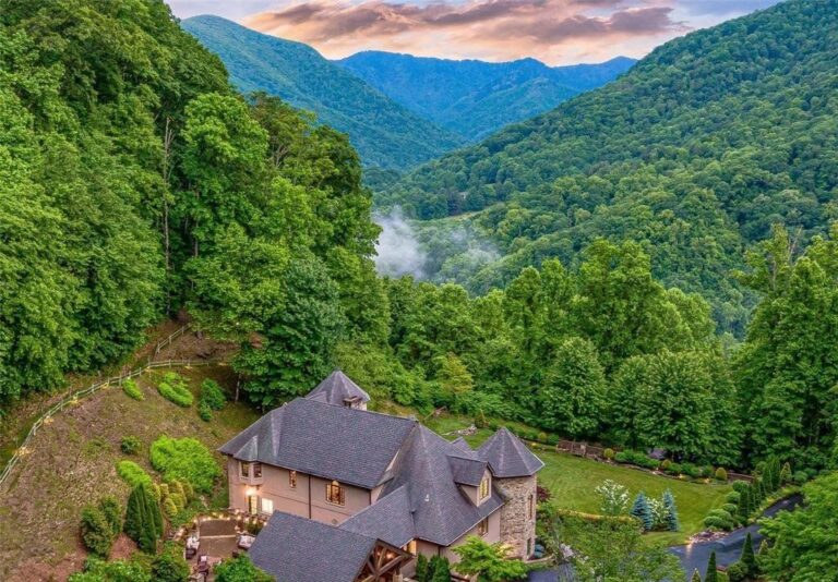 Private Mountain Retreat Elegant Home in Maggie Valley, North Carolina