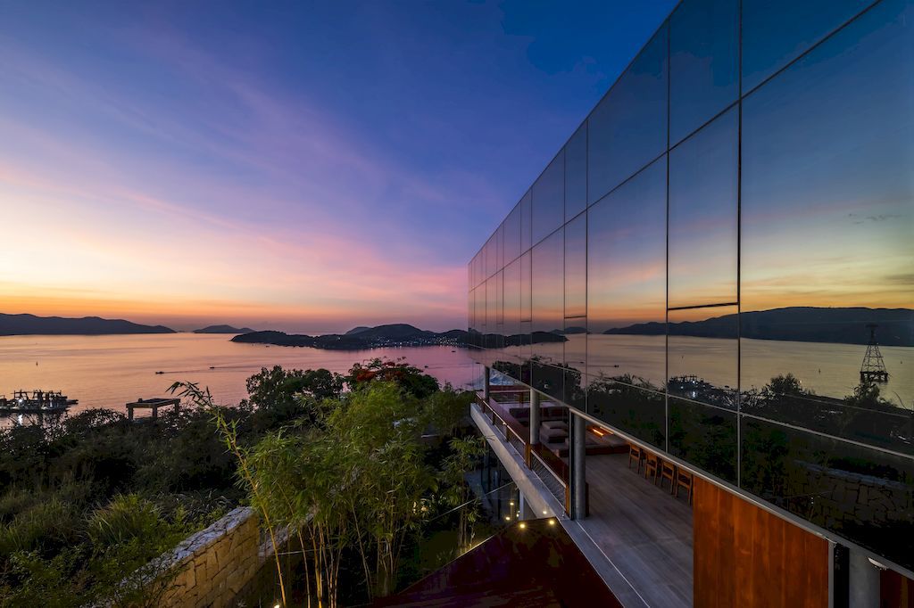 Sky Villa, a Vacation Villa to Enjoy Unique Ocean View by MM++ Architects