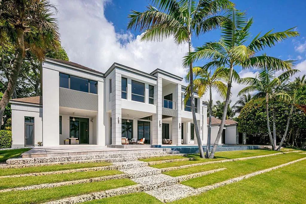 Experience the epitome of luxury living at 1540 Paslay Place, a stunning, like-new 5-bedroom estate in Manalapan, Florida.