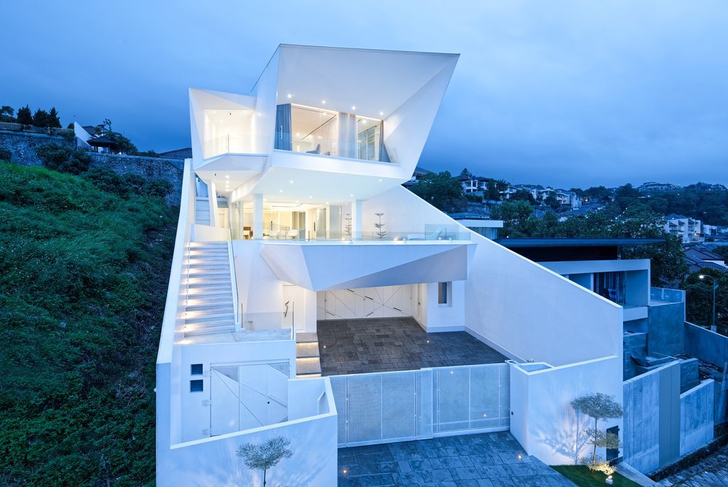 Z-Line House, a Unique Architectural Landmark by MSSM Associates