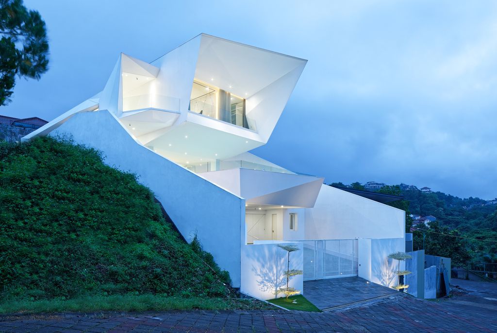 Z-Line House, a Unique Architectural Landmark by MSSM Associates