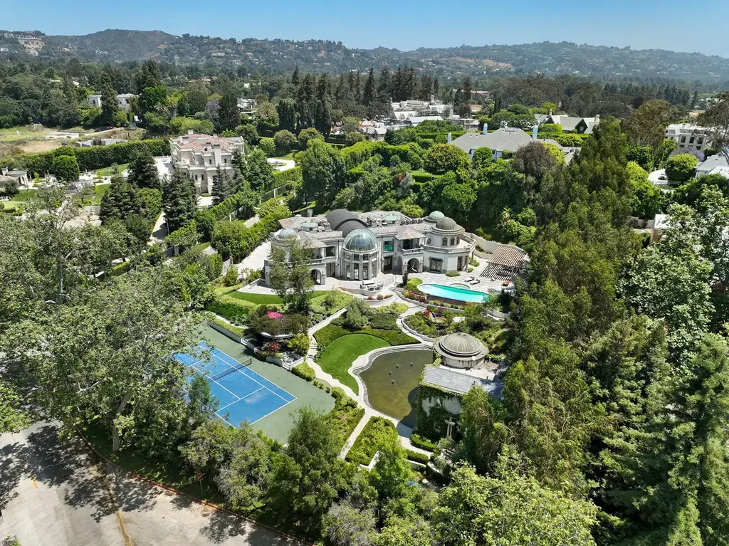 10350 Wyton Drive Home in Los Angeles, California. Experience the ultimate in refined living at 10350 Wyton Drive, a Holmby Hills estate that seamlessly blends grand European-inspired design with modern amenities. Set on 1.5 acres of meticulously landscaped grounds, this stunning property offers palatial interiors, six ensuite bedrooms, twelve baths, and an array of lavish features.
