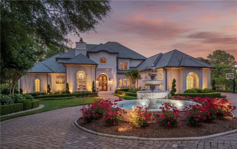 Elegant Waterside Estate with Unparalleled Luxuries and Breathtaking Lake Views in North Carolina