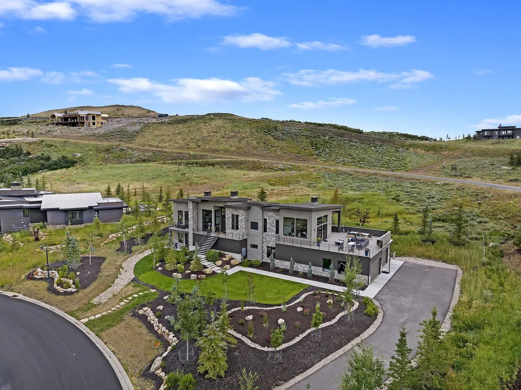 140 West Vista Ridge Road Home in Kamas, Utah. Discover the epitome of mountain living in this magnificent contemporary home nestled within the gated enclave of Deer Vista. Just minutes away from Park City's historic Main Street, this residence sits high atop a hill, providing a serene and peaceful setting with stunning views of the Jordanelle Reservoir and three world-class ski resorts - The Mayflower, Deer Valley, and Park City.