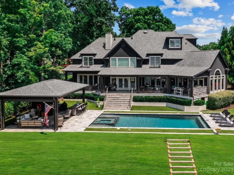 Luxurious Lakefront Living: A Stunning Estate Overlooking Lake Norman in North Carolina
