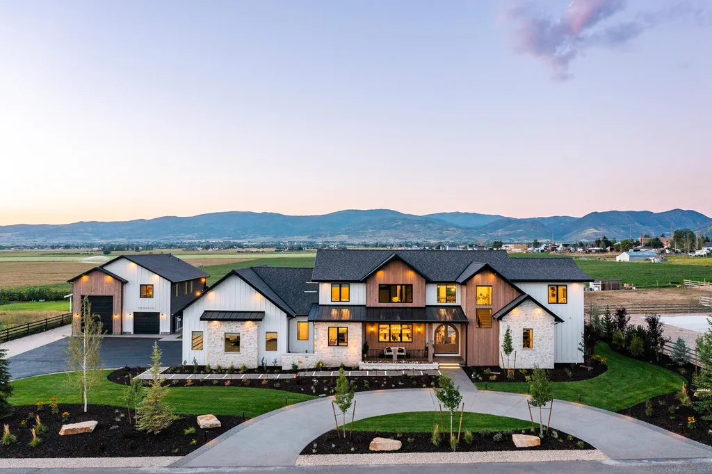 186 West Lazy Acres Lane Home in Kamas, Utah. Step into luxury living with this stunning 2022-built Park City Showcase home nestled on over 1.2 acres in Lazy Acres Ranch Estates. Crafted by Jana Gough Interiors and renowned Gough Contracting, this masterpiece offers exceptional finishes throughout.