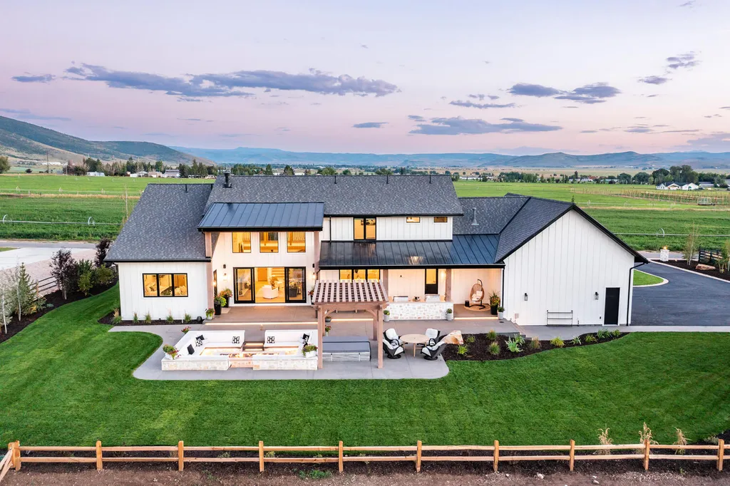 186 West Lazy Acres Lane Home in Kamas, Utah. Step into luxury living with this stunning 2022-built Park City Showcase home nestled on over 1.2 acres in Lazy Acres Ranch Estates. Crafted by Jana Gough Interiors and renowned Gough Contracting, this masterpiece offers exceptional finishes throughout.
