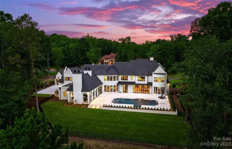 Newly Built Custom Masterpiece on A Sprawling 2.65-acre Lot in North Carolina hits The Market for $6,500,000
