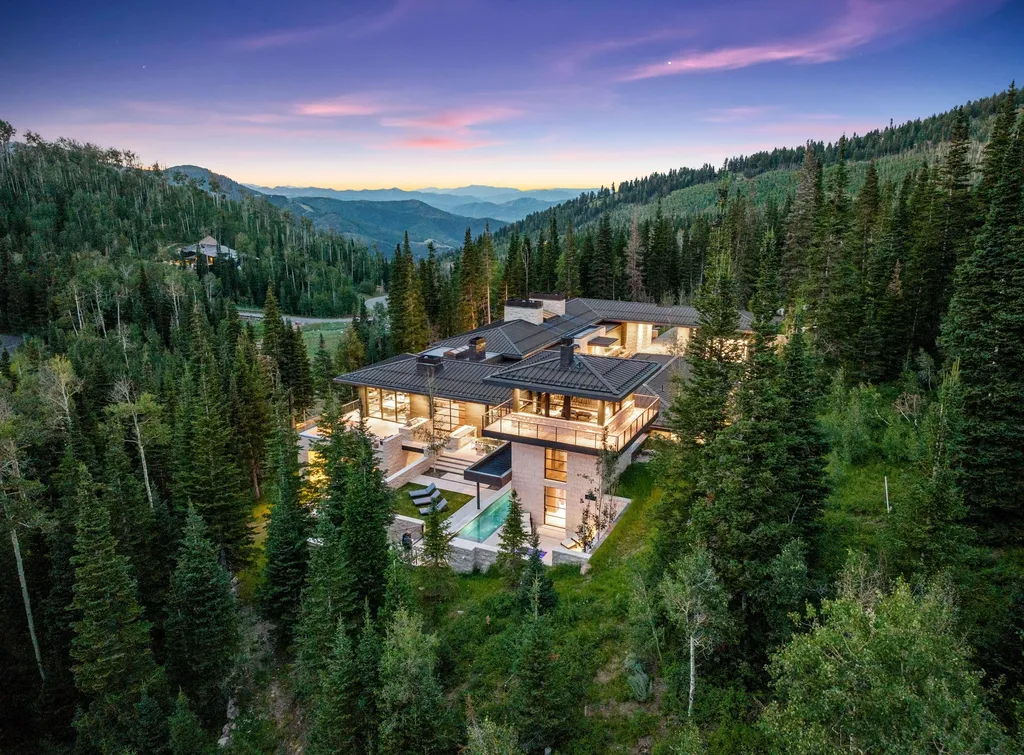 253 White Pine Canyon Road Home in Park City, Utah. Explore the unparalleled luxury of ''Monitor's Rest'', winner of the prestigious Robb Report Best of the Best award for 'Best Amenities'. Situated in the exclusive enclave of The Colony at White Pine Canyon, this ski-in/ski-out mountain masterpiece offers 5 acres of modern luxury. 