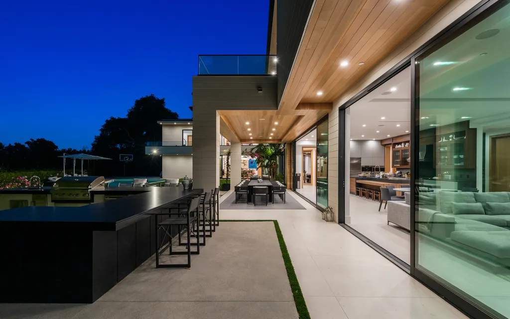 3950 Royal Oak Place Home in Encino, California. Discover the epitome of modern luxury living in the prestigious Royal Oaks of Encino. This newly constructed 12,000 sqft contemporary home boasts unobstructed views and seamlessly blends indoor and outdoor spaces.