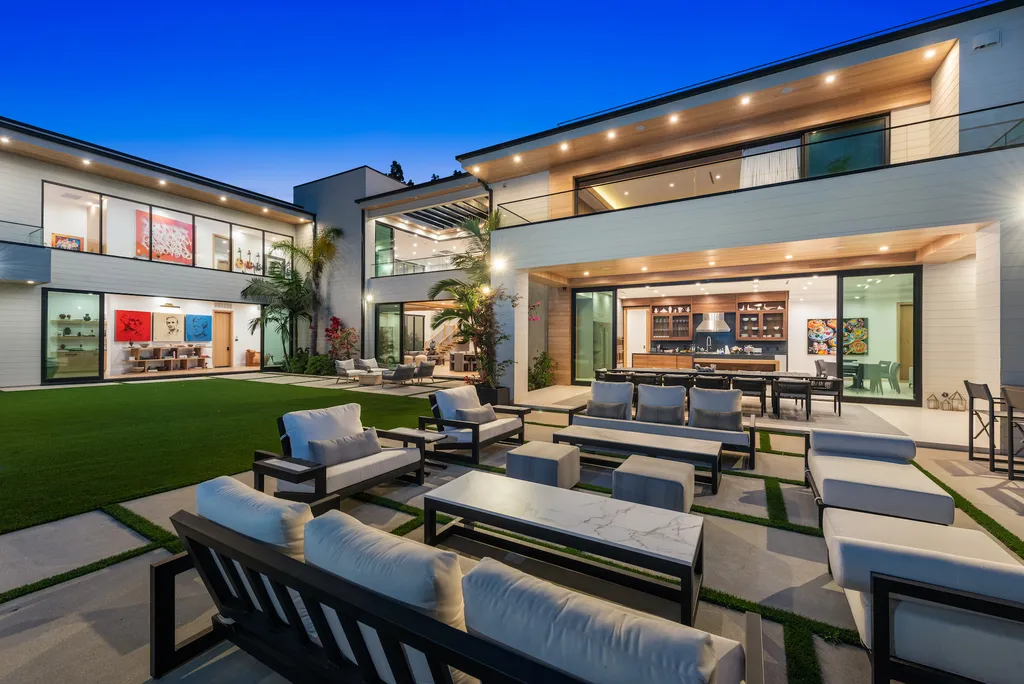 3950 Royal Oak Place Home in Encino, California. Discover the epitome of modern luxury living in the prestigious Royal Oaks of Encino. This newly constructed 12,000 sqft contemporary home boasts unobstructed views and seamlessly blends indoor and outdoor spaces.