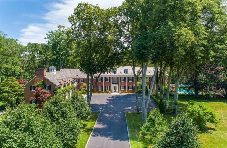 A Magnificent Historic Estate with Modern Amenities in Muttontown, New