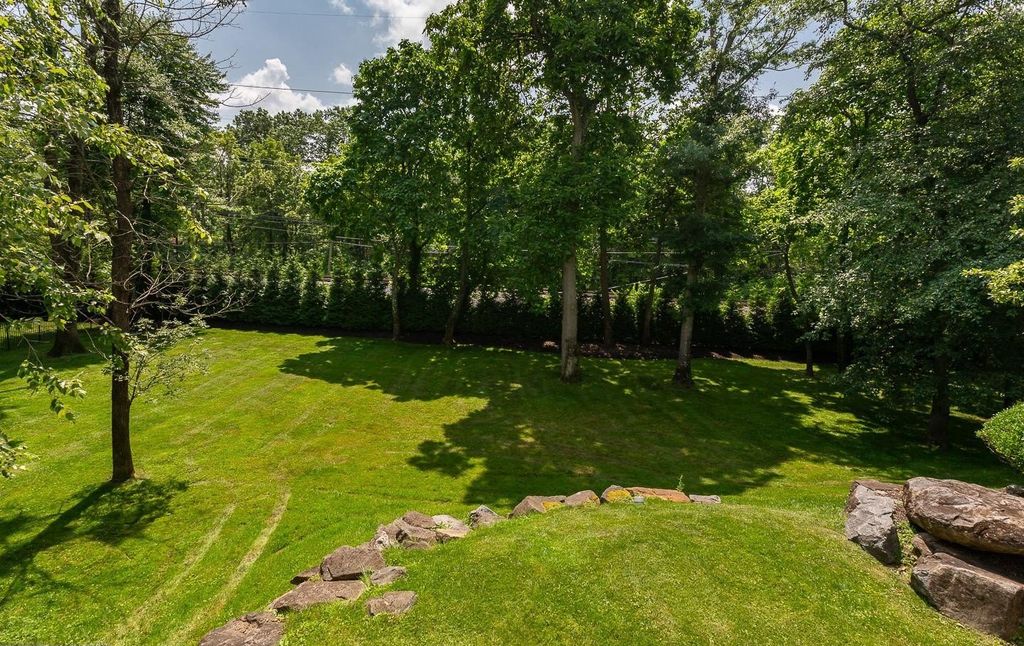 Captivating $2.65 Million Lower Gwynedd, Pennsylvania Residence: A Perfect Example of Elegance in Exquisite Landscaped Surrounding