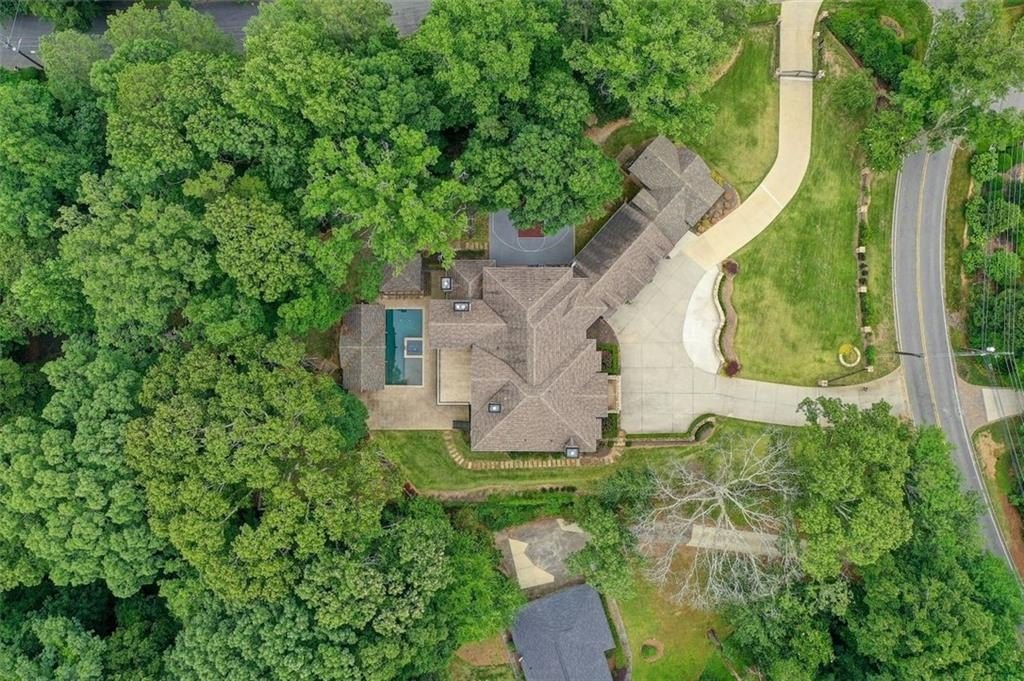 Exquisite Atlanta Estate: A Tranquil Retreat Evoking Luxury Hotel Vibes for $5.775 Million