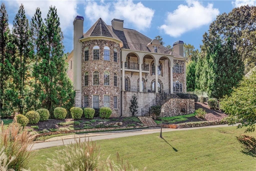 Luxurious $3 Million Estate in Roswell, Georgia: An Entertainer's Masterpiece with Dreamlike Amenities