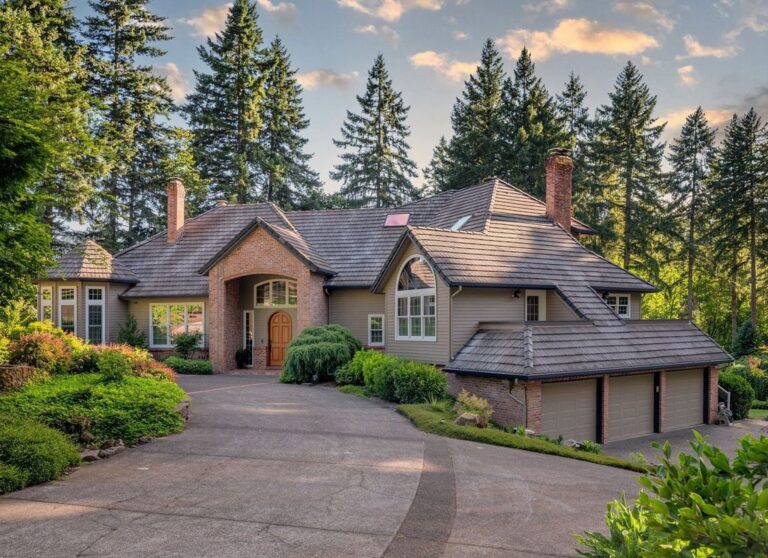 Secluded Oasis Expansive Outdoor Living and Tranquility in Tualatin