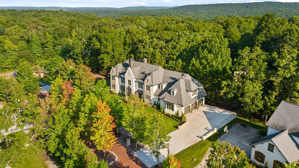 Sophisticated Signal Mountain, Tennessee Residence Unveiled: Impeccable Artistry, Offered at $2.45 Million