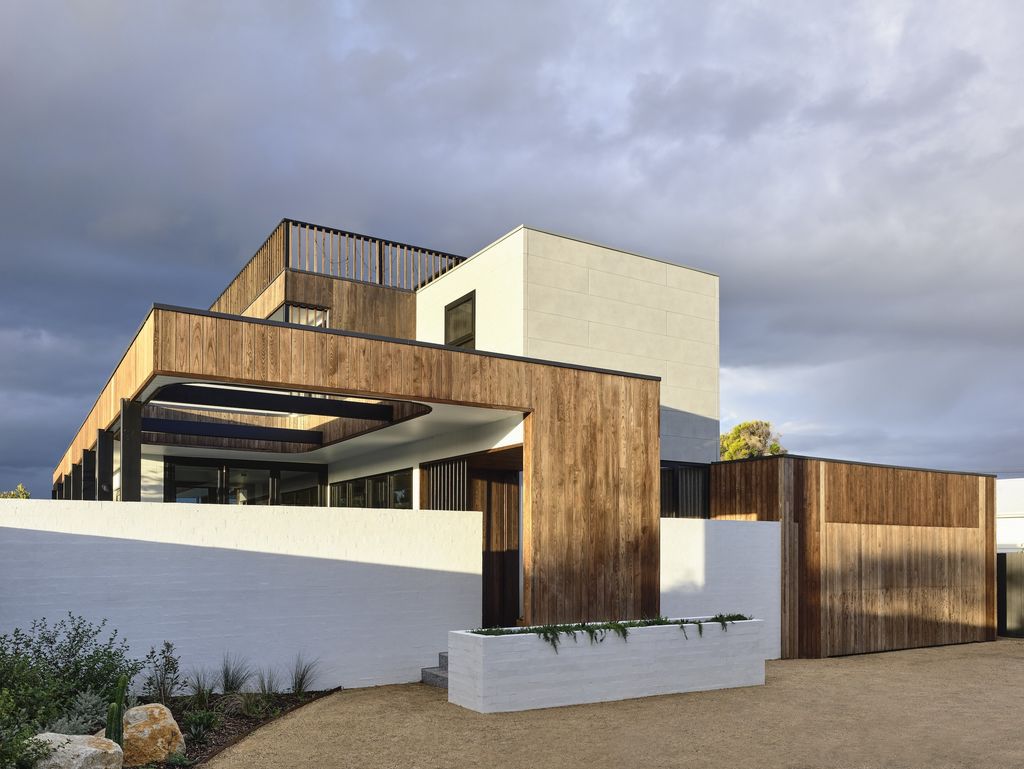 Sorrento Beach House Blends Aesthetics and Design by Jost Architects
